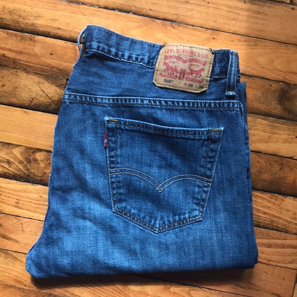 Men’s Medium Wash Levi Jeans - Picture 1 of 5